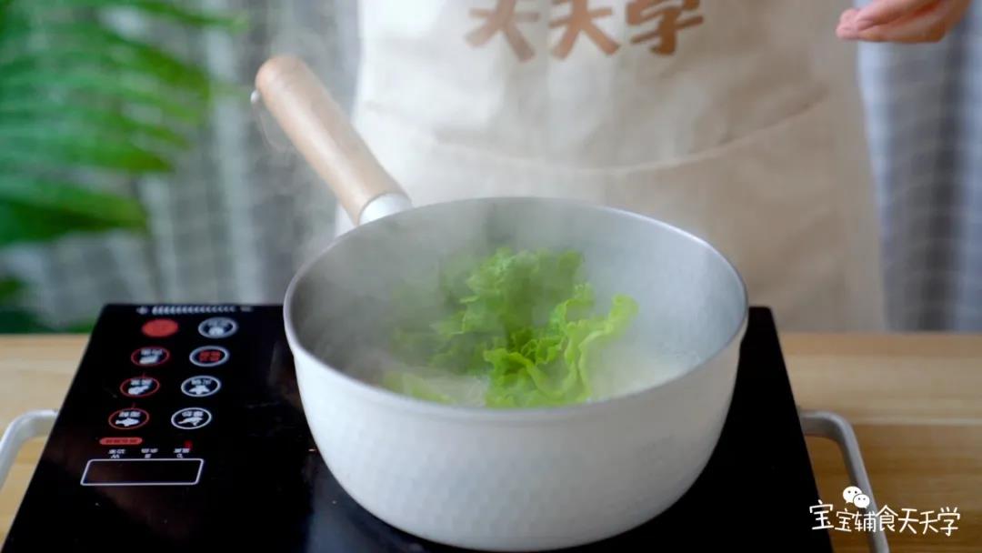 下入生菜，5秒后即可关火