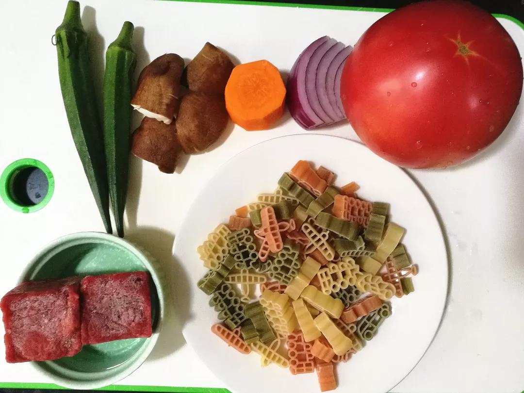 将所有食材洗净备用。冻牛肉碎提前放冷藏室解冻。