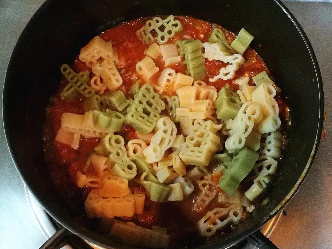 锅中汤汁还剩一半时加入煮好的意面，继续翻拌收汁。