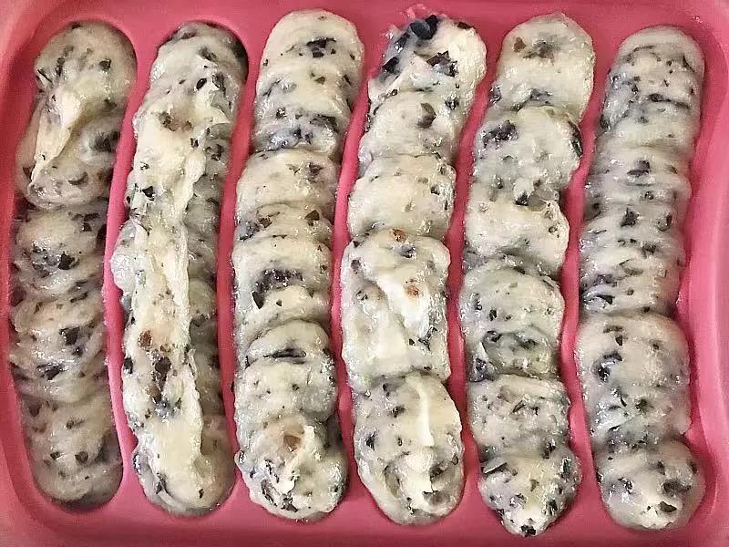 挤满模具后，在桌上震几下，震出空气。