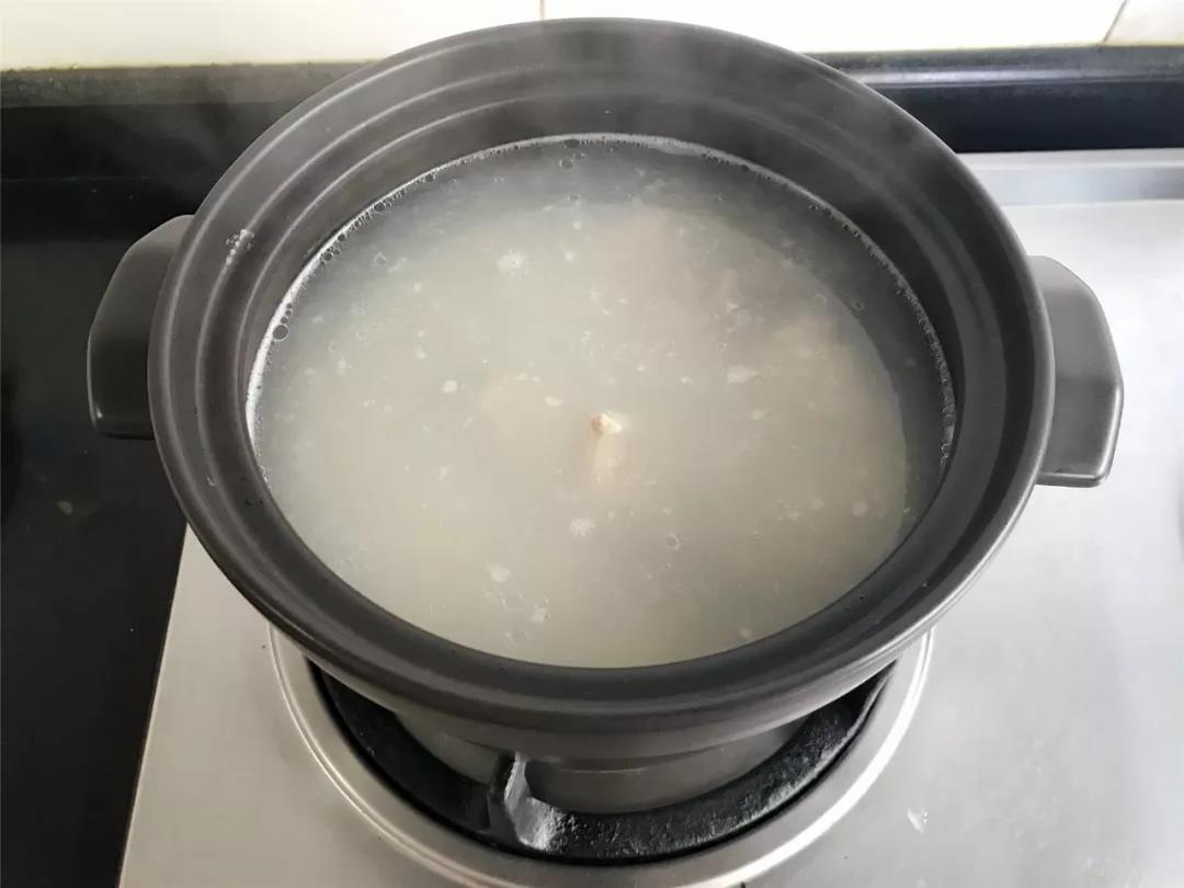 倒入大米继续煮。