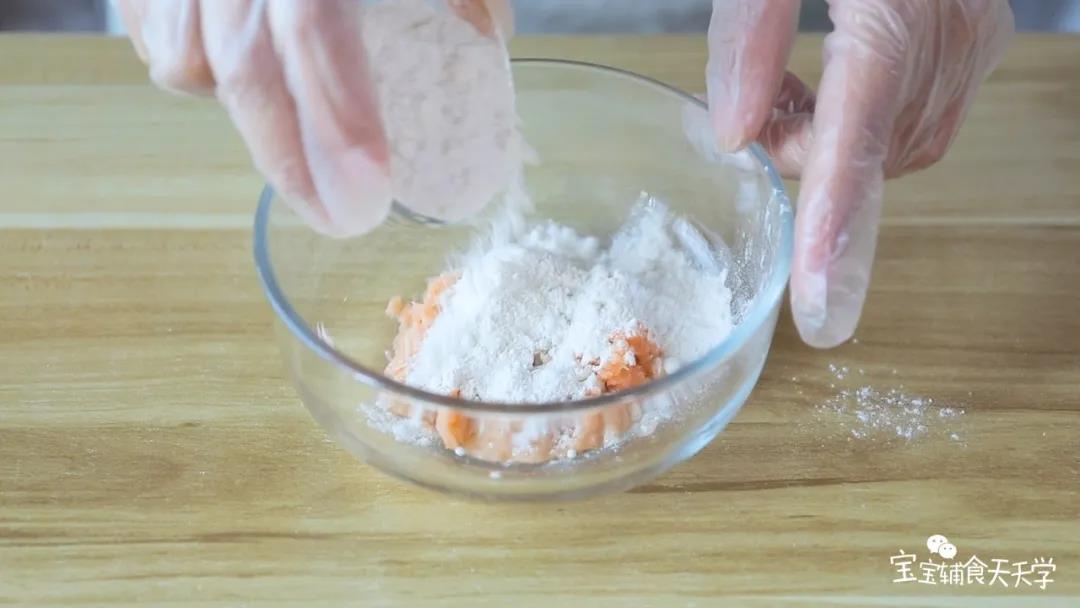 鱼泥中加入面粉、虾皮粉混合均匀
