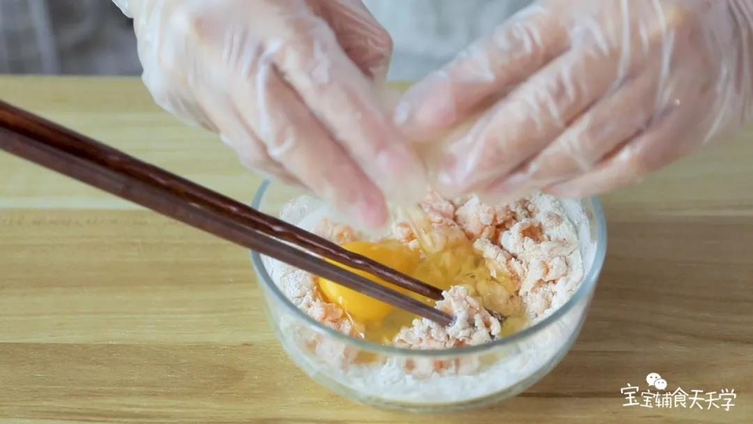 打入鸡蛋，混合均匀