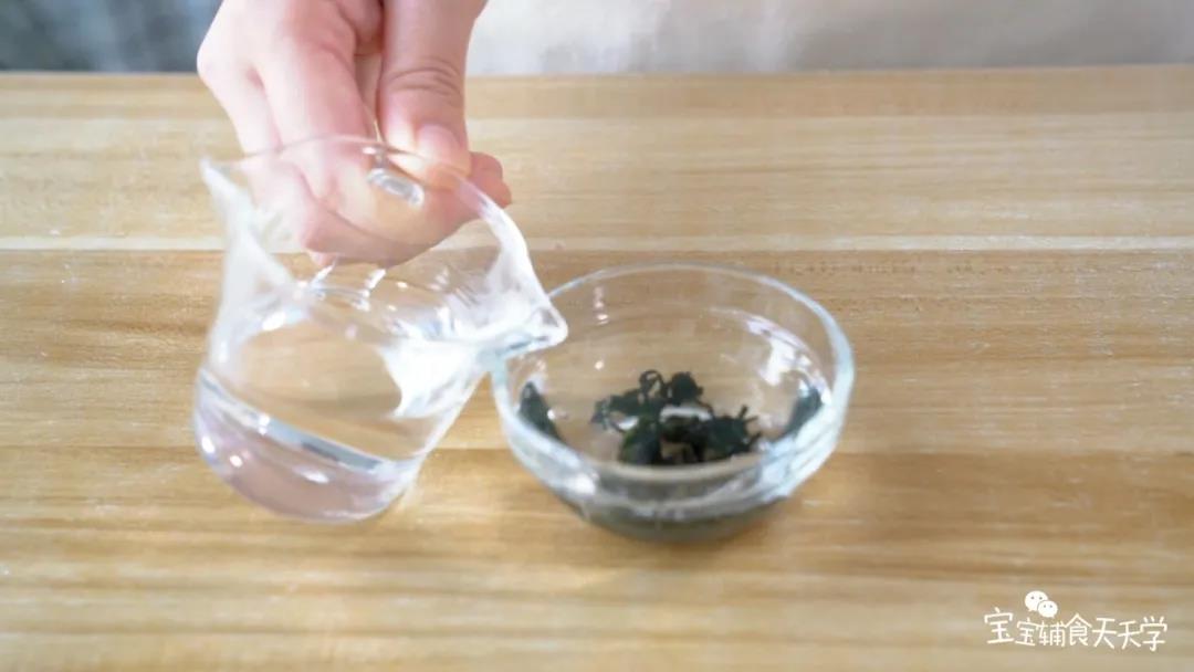 裙带菜清水浸泡泡开，适当剪碎