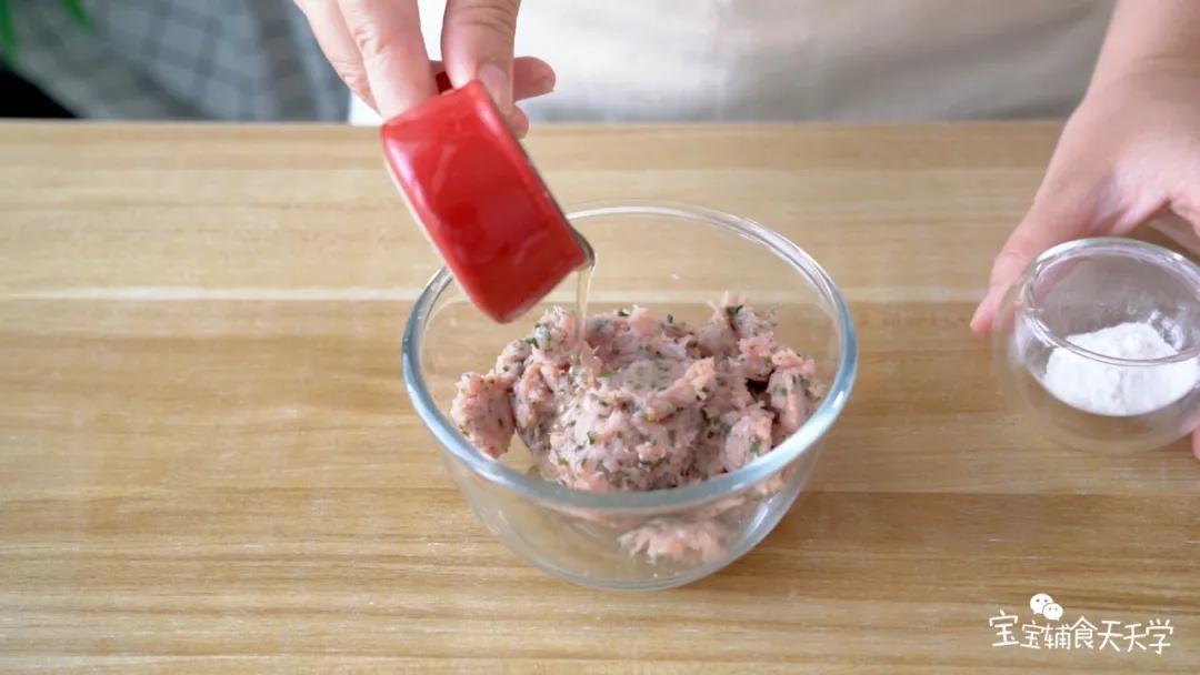 倒出肉馅，加入玉米淀粉和食用油，搅拌至上劲