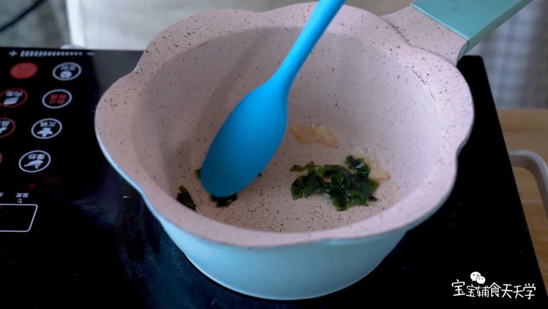 倒油热锅，撕入干贝、裙带菜翻炒炒香