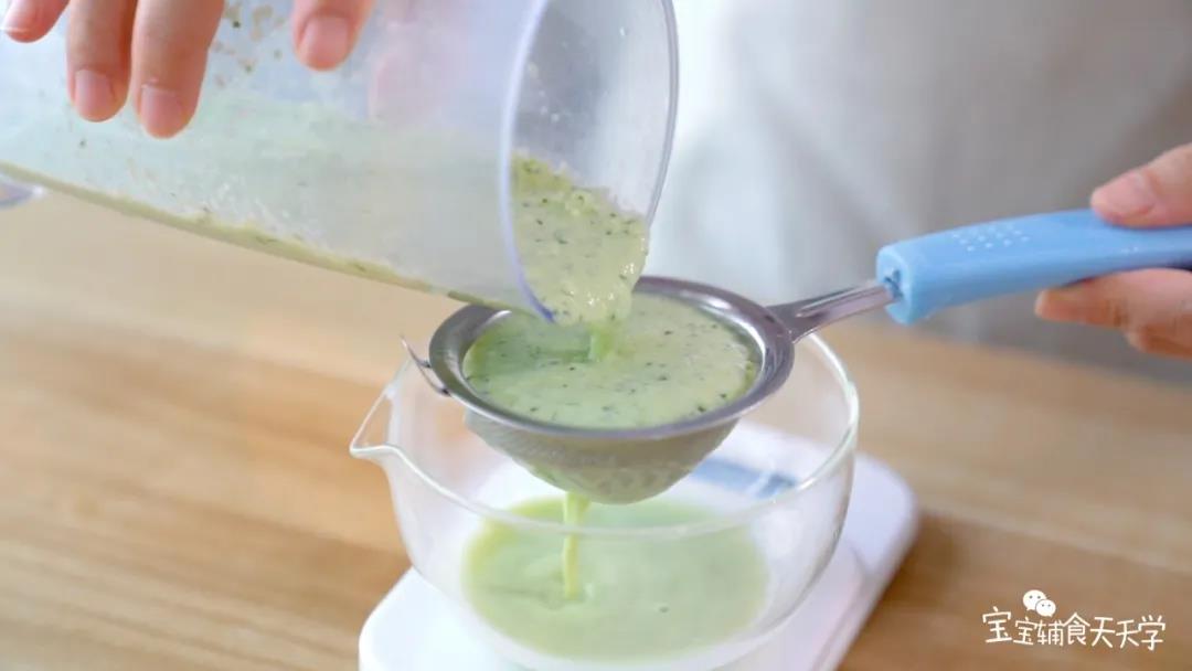 将黄瓜牛奶汁过筛在一个碗里，取200克备用