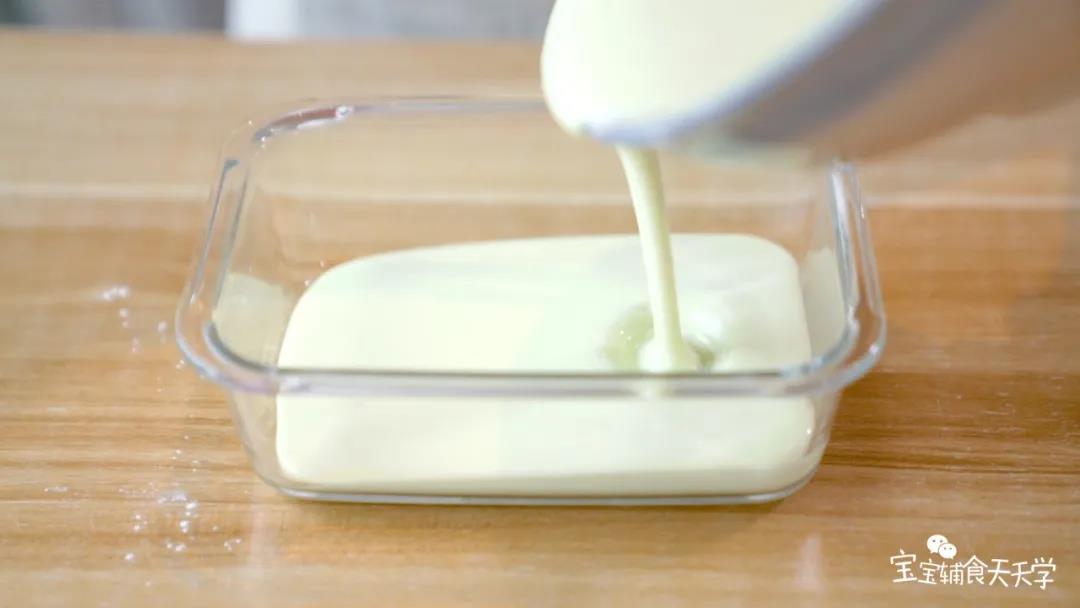 倒入到模具中，盖上保鲜膜