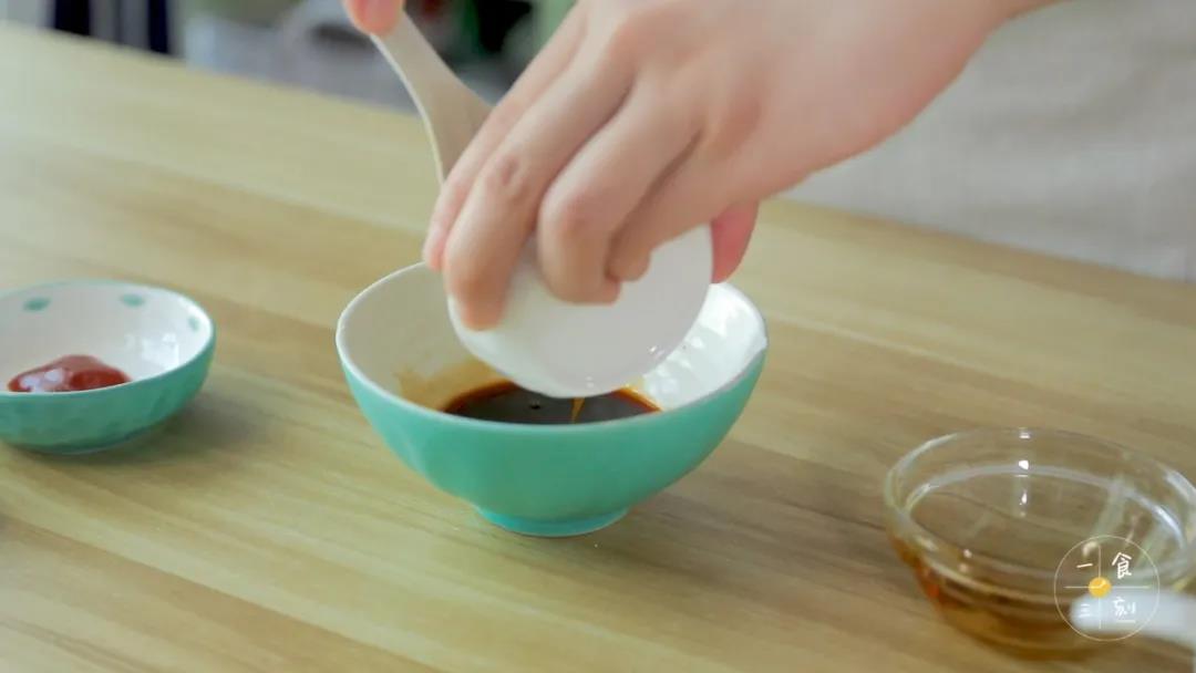 把蚝油、酱油、糖、番茄酱、适量清水混合成酱汁，备用