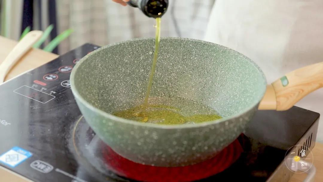 热锅，倒入适量的食用油，把洋葱炒香