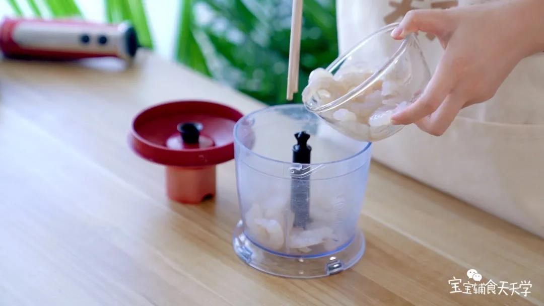 将裙带菜、虾仁、熟土豆和松茸粉一起倒入搅拌机，搅成泥