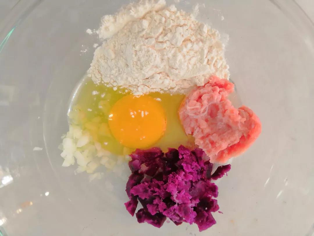 第2步：牛肉天然带有鲜味，加入紫薯后又有了甜味和软糯的口感，可以给宝宝练习自己抓着吃，也是不错的加餐。