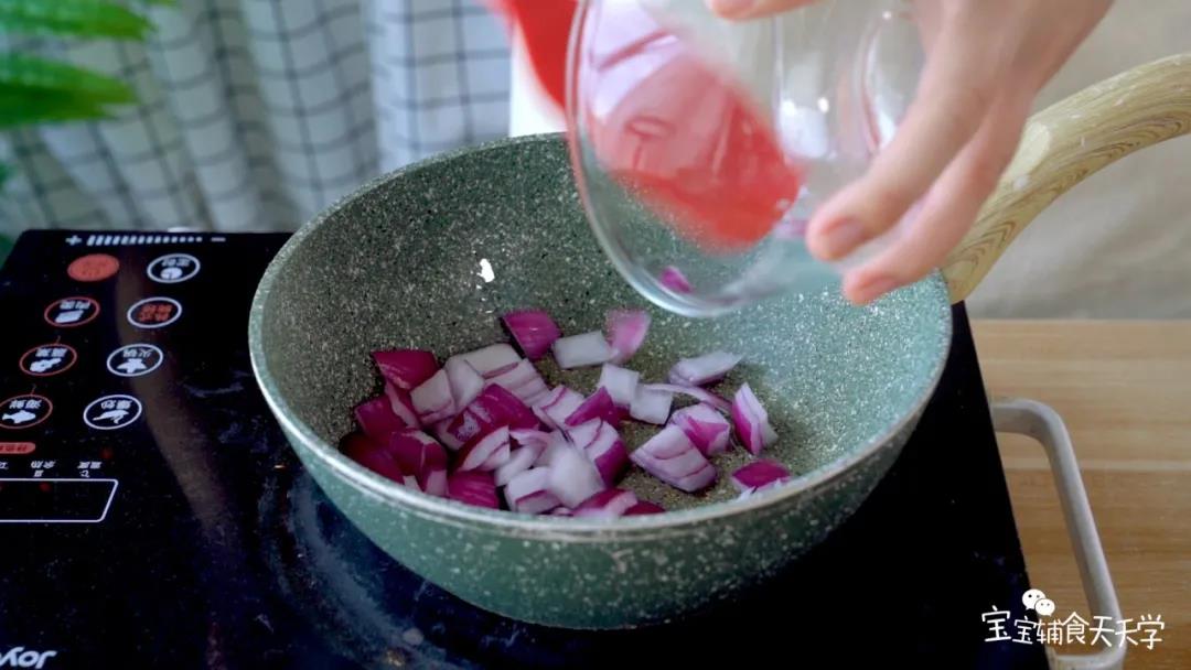 热锅倒油，倒入洋葱翻炒出香味