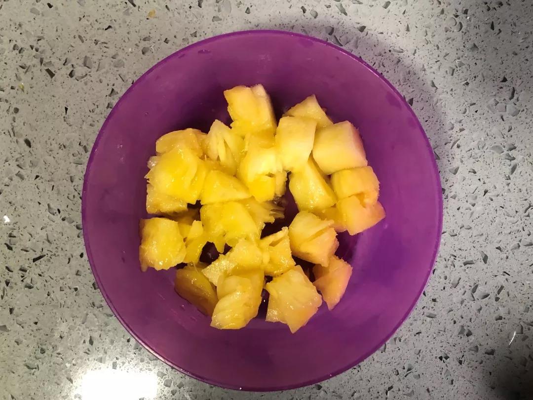 菠萝洗净切小丁。