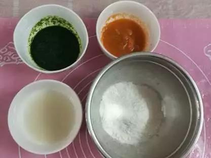 胡萝卜、一片芥菜分别搅拌成汁。酵母加30毫升温水溶化。