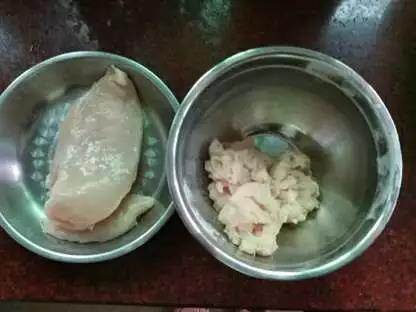 鸡胸肉绞成肉糜。