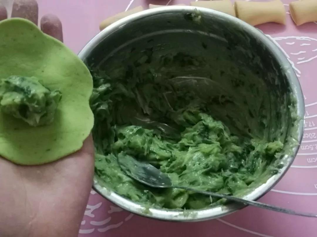 取一个剂子擀成圆形，包进肉馅，捏花纹，放温暖处进行二次发酵。