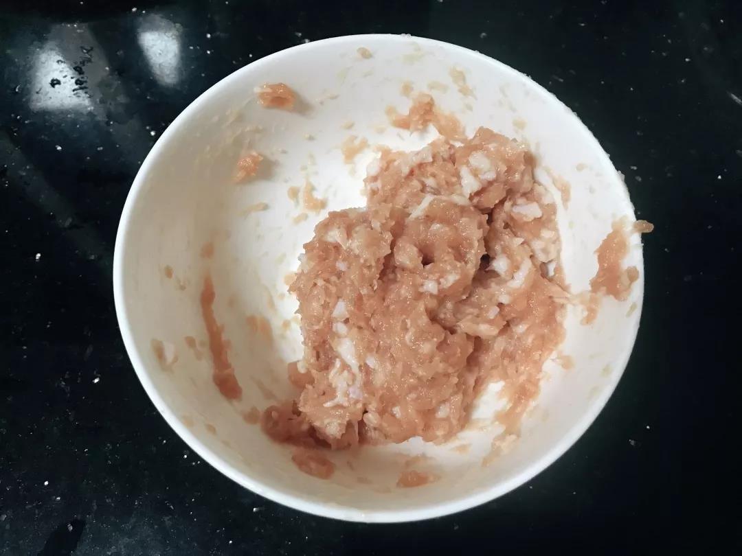 加入蛋清和淀粉，用筷子朝一个方向搅拌上劲。