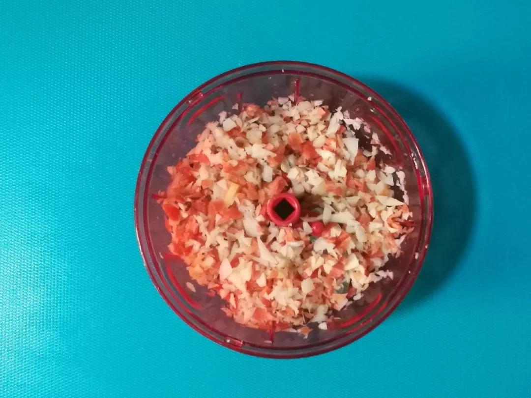 土豆、胡萝卜、洋葱用拉拉碗拉碎。