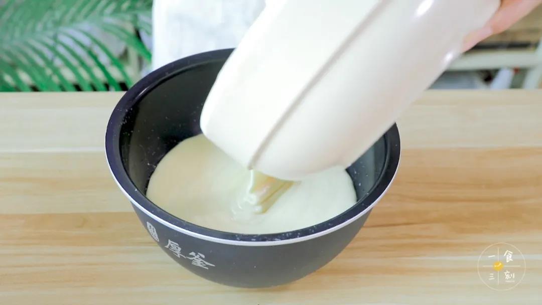 第9步：混合完成后由高处倒进电饭煲，倒完后轻震几下震出气泡