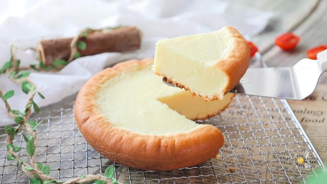 第12步：松软绵密，口感湿润，不错不错！材料和工具手边就有，有空随时可以动手，然后就是等吃了！