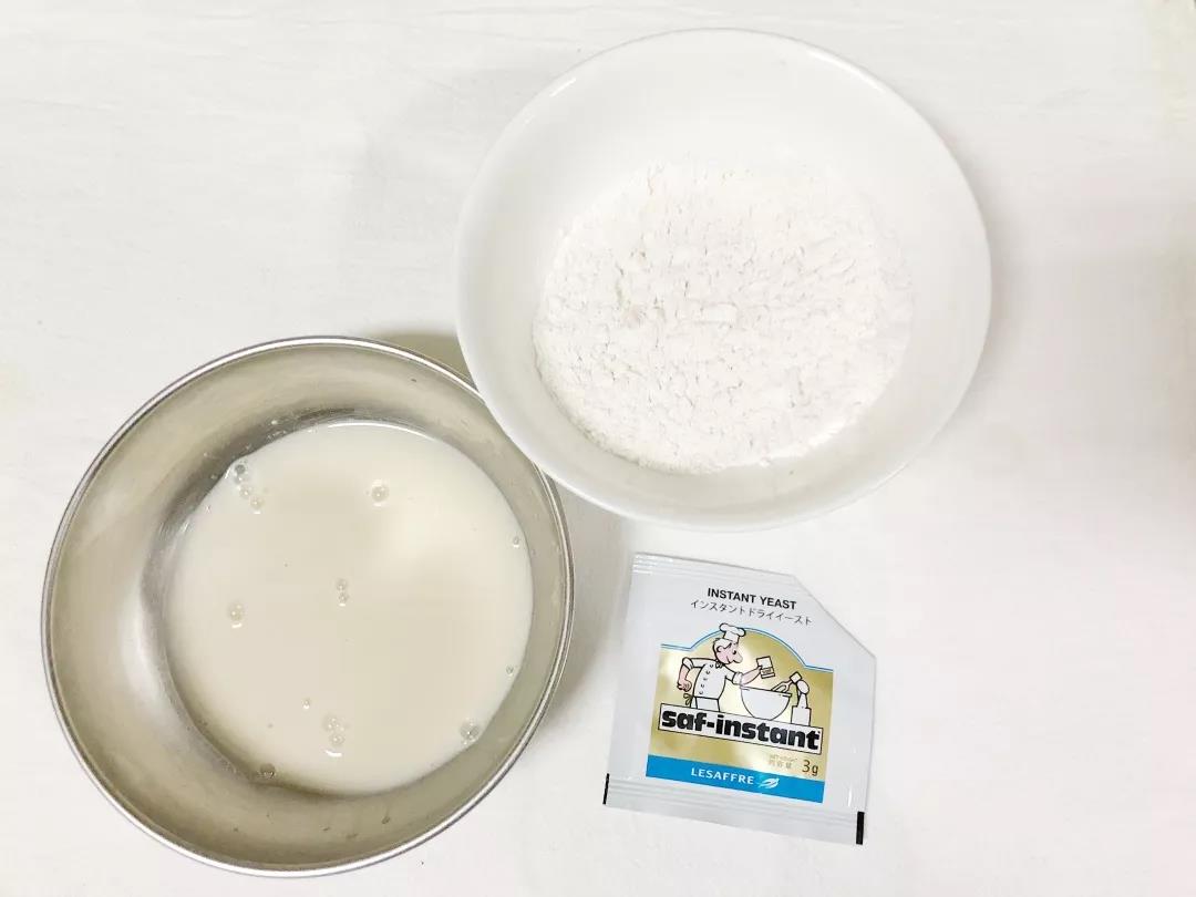 酵母加23克温水冲开。
