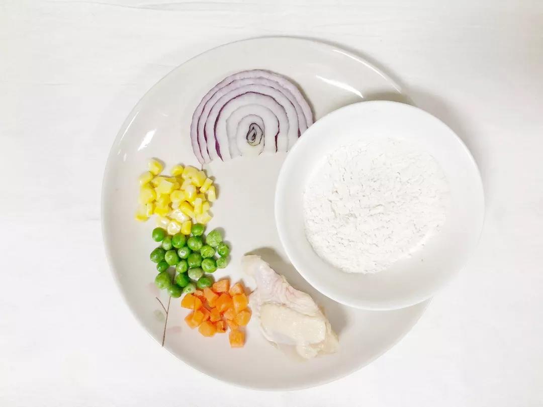 洋葱洗净，鸡翅根洗净，胡萝卜玉米豌豆粒洗净。