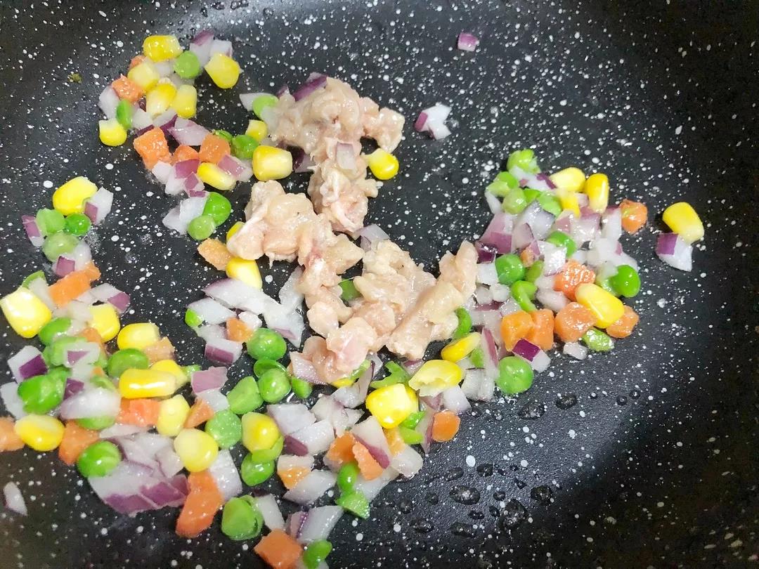 和蒜粉一起入油锅翻炒。