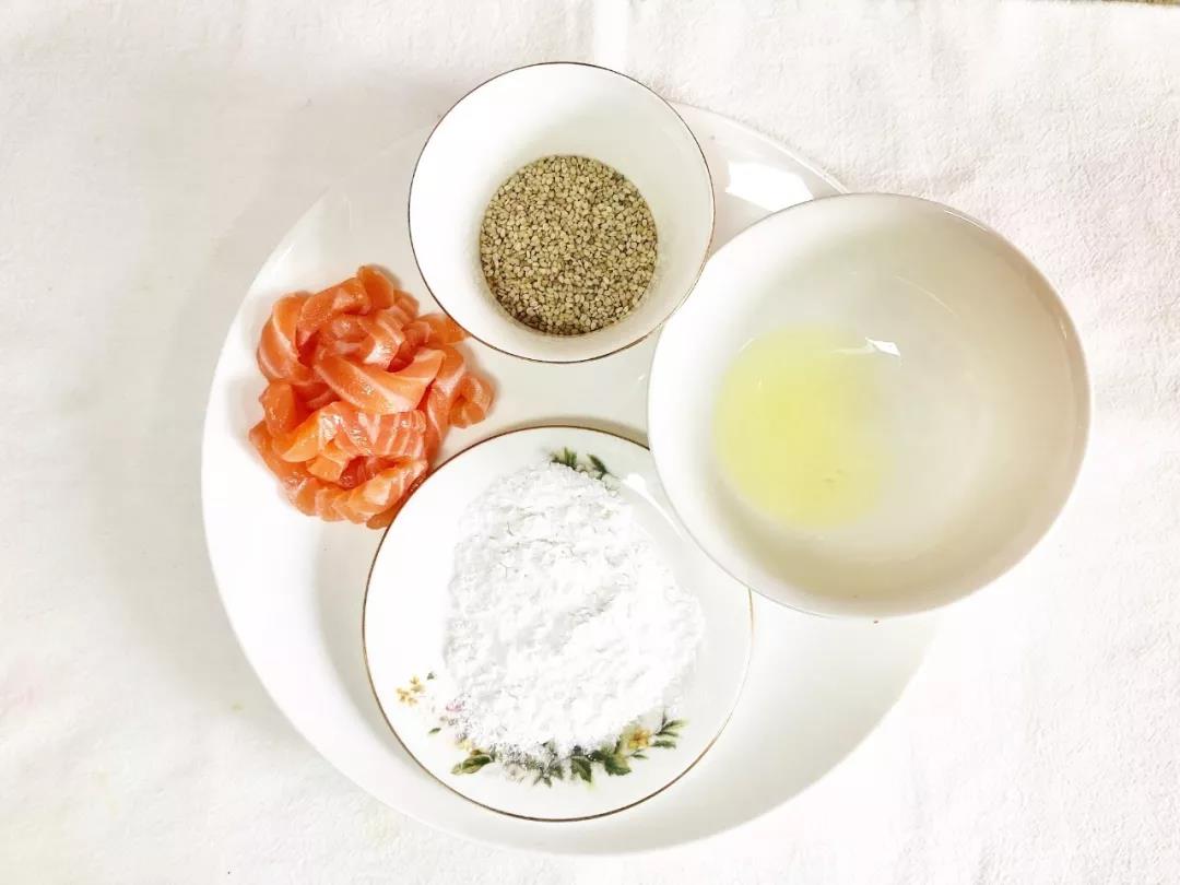 三文鱼切长条。