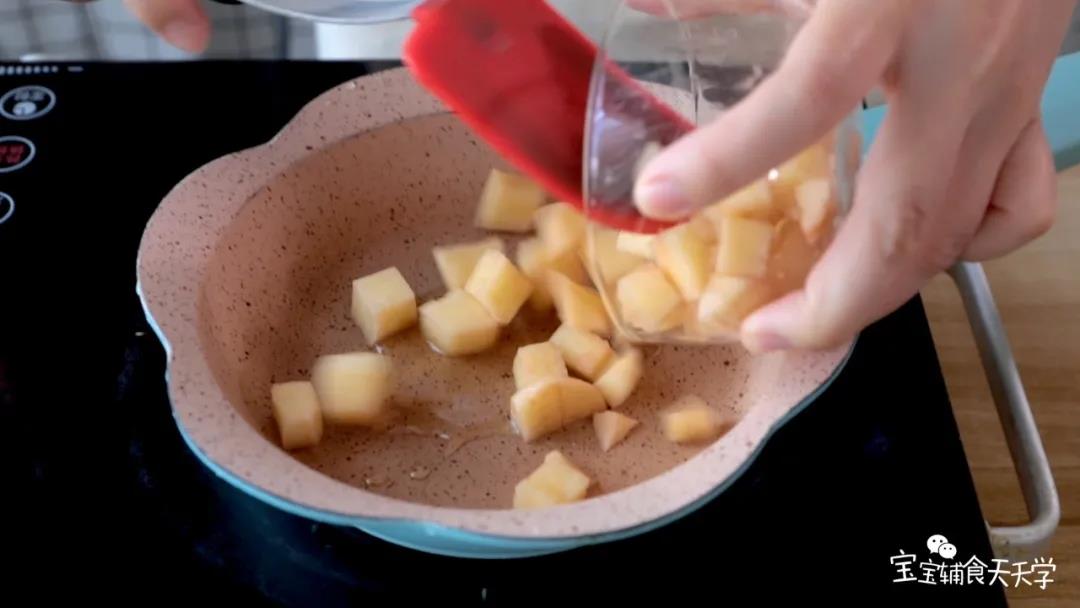 热锅倒油，放入土豆丁，煎至金黄