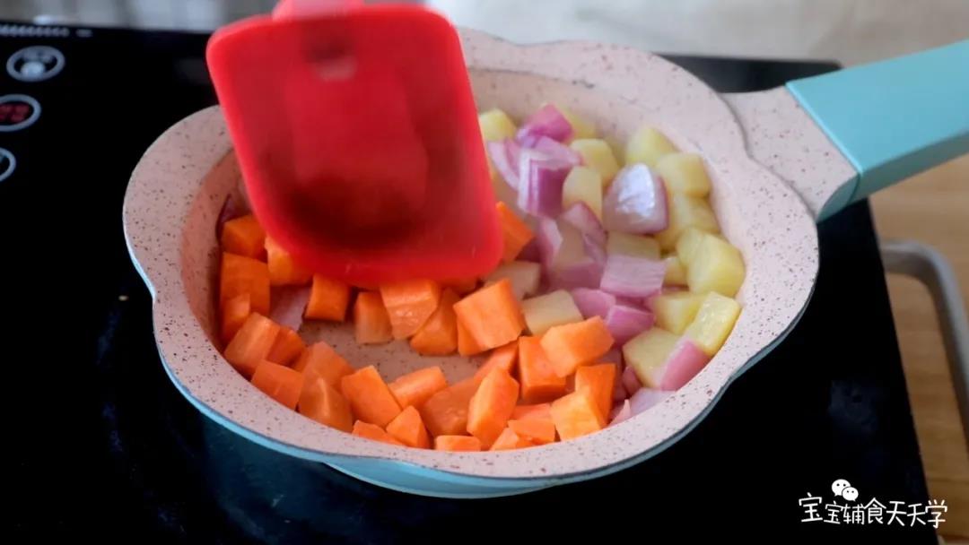放入洋葱丁、胡萝卜丁，翻炒均匀