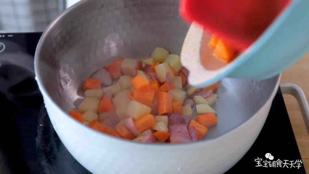 把炒过后的蔬菜丁倒入雪平锅中