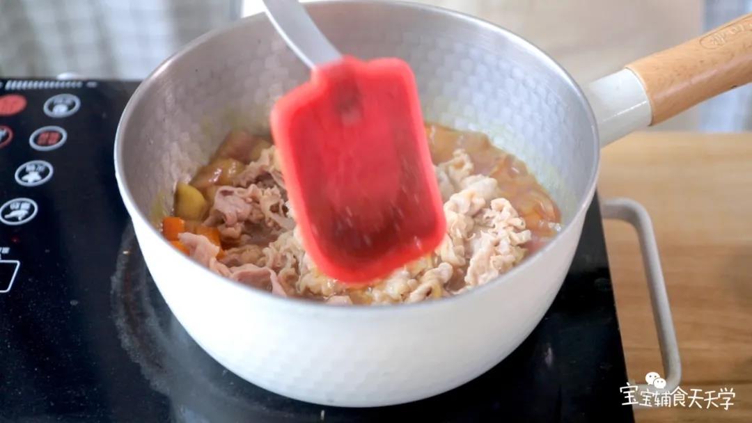 放入肥牛，倒入牛奶