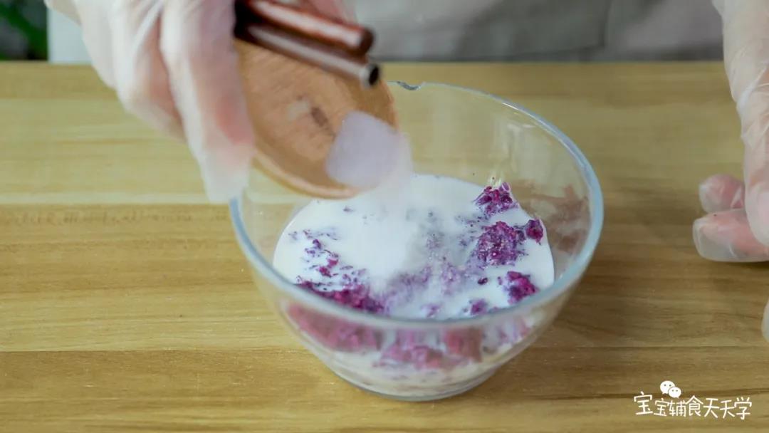 紫薯泥加入牛奶、砂糖搅拌均匀