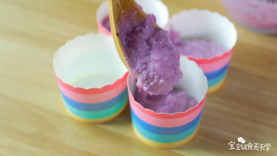 面糊勺入纸杯蛋糕模具中