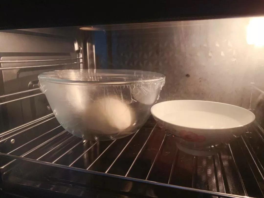 烤箱设定32度左右，发酵1-1.5小时（烤箱内放一盆水）。