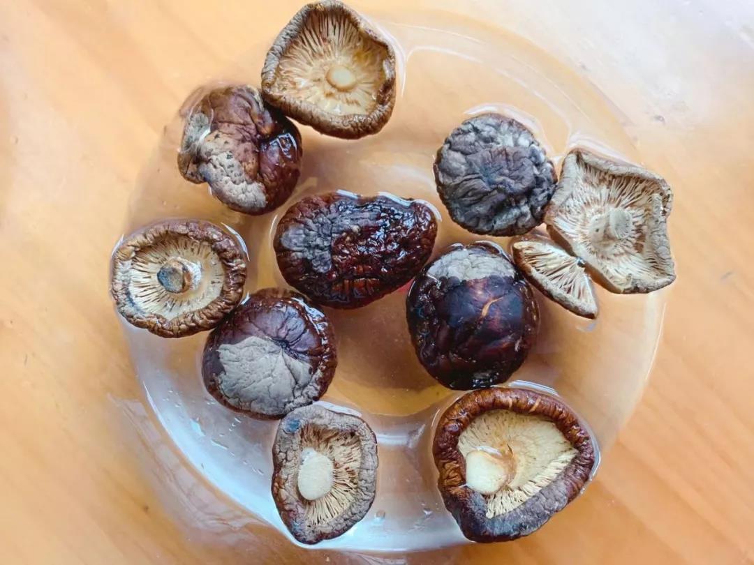 干香菇提前泡发。