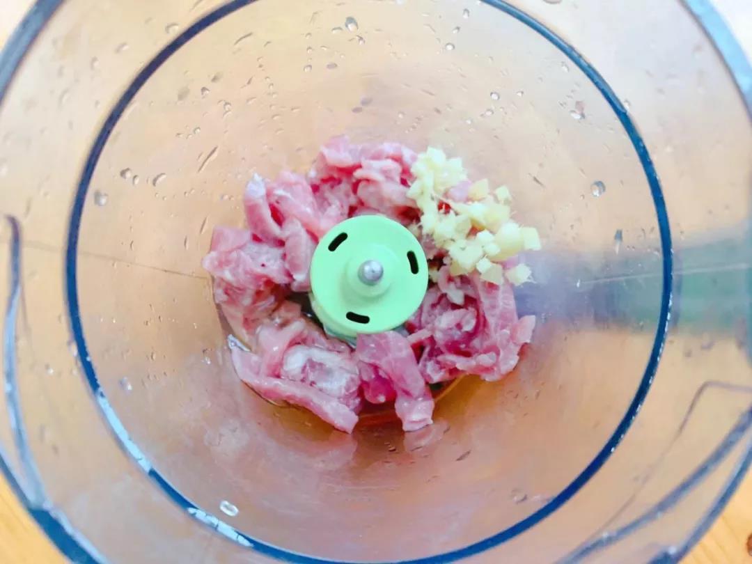 猪肉和豆腐洗净，加入少量生姜，放入料理机搅碎。