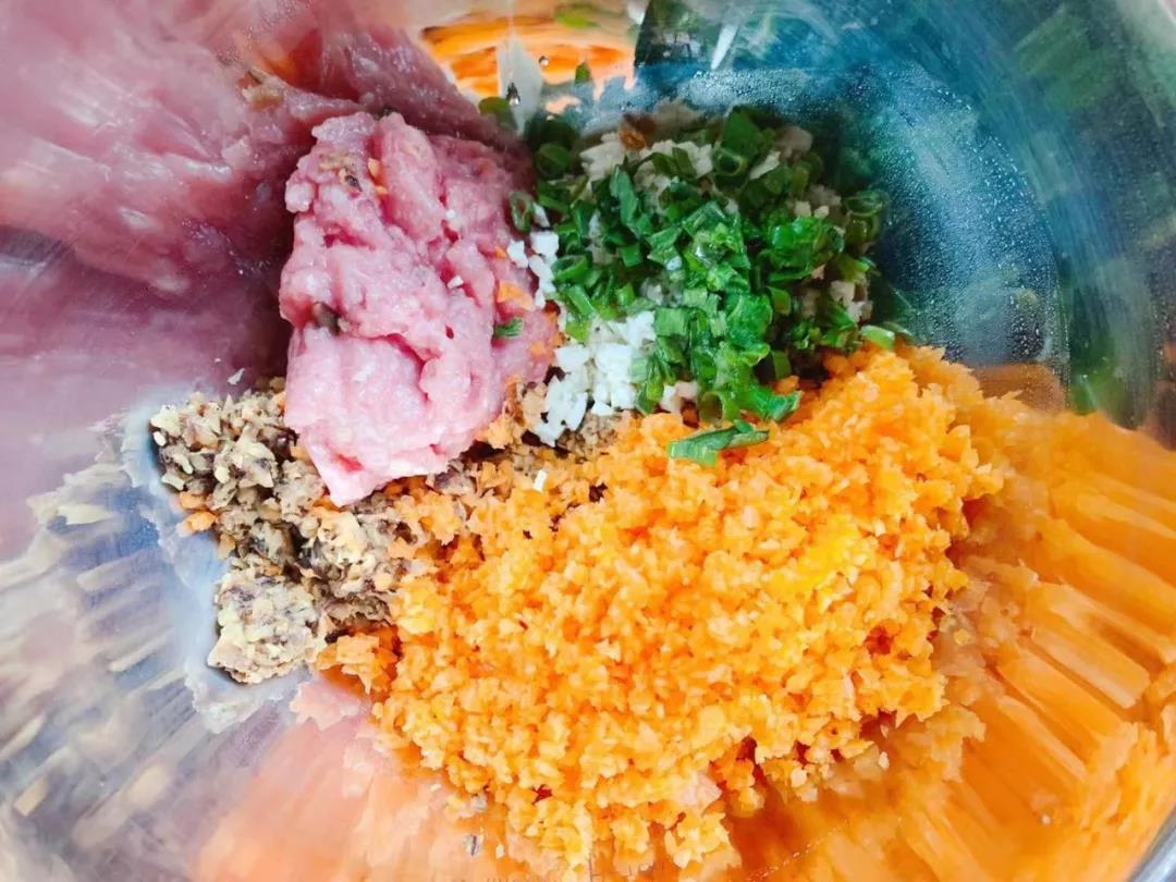 所有处理好的食材，如有需要可以加入适量盐、芝麻油，搅拌均匀。