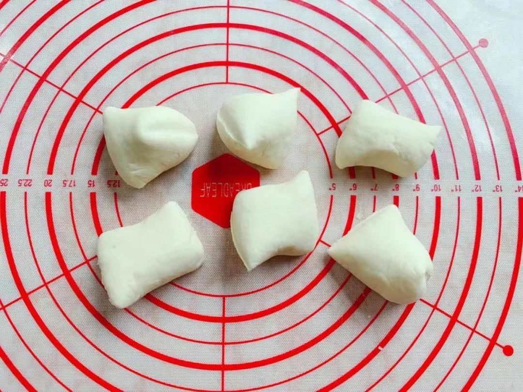 揉成长条状后，切成剂子，一个剂子约45克左右。