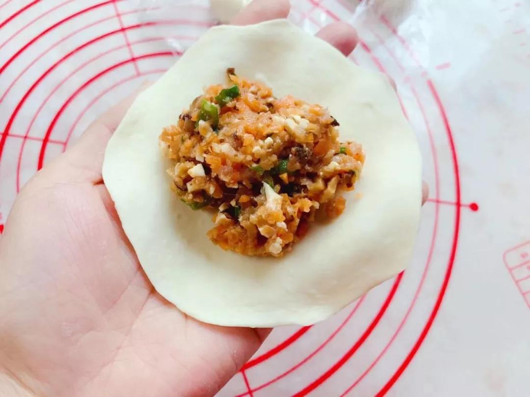 每个剂子擀薄（中间稍厚），放入准备好的馅料，包起来。