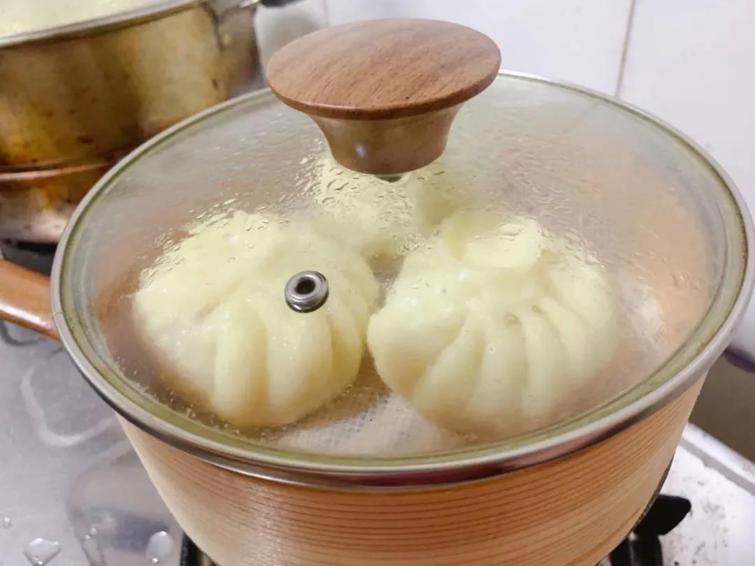 最后放入蒸锅中，上汽后蒸18分钟。关火，焖5分钟后开盖。