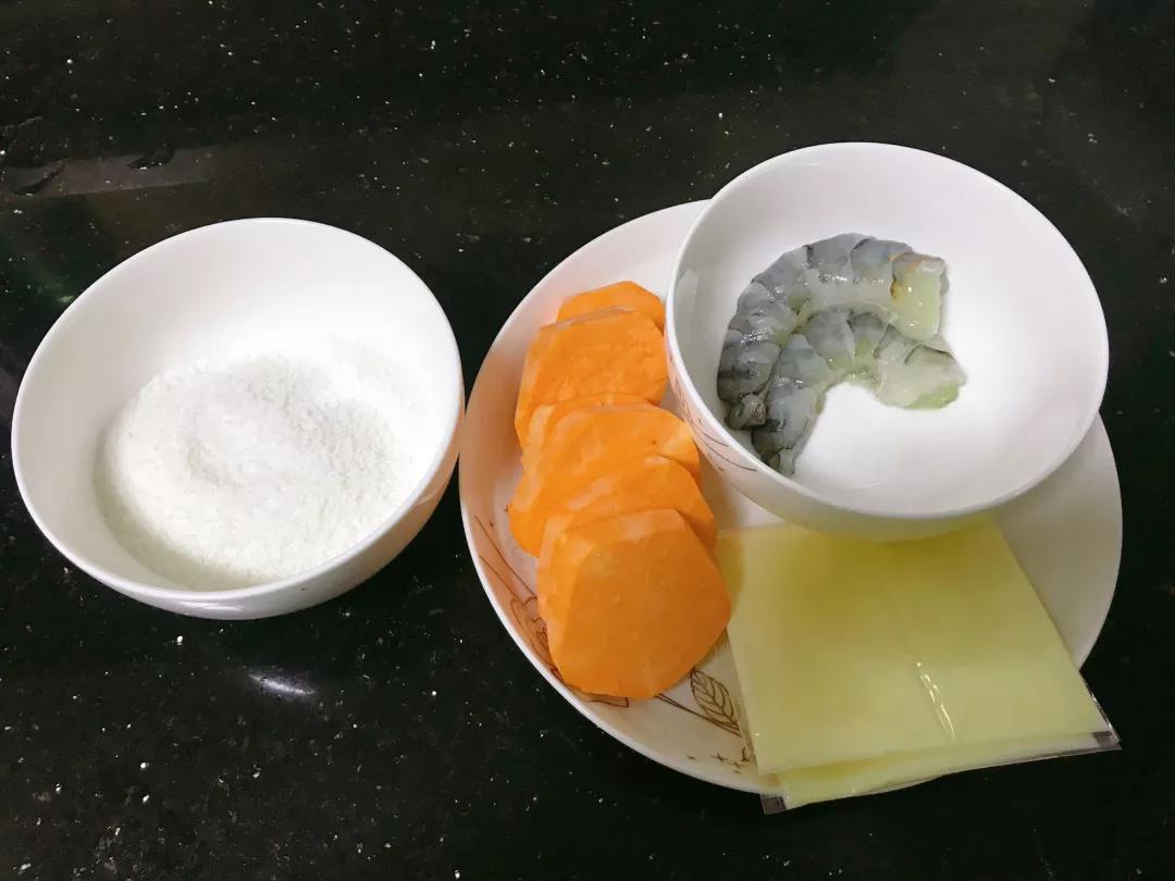 红薯洗净去皮，虾洗净去壳去虾线，用柠檬汁或者姜片腌制一会去腥。
