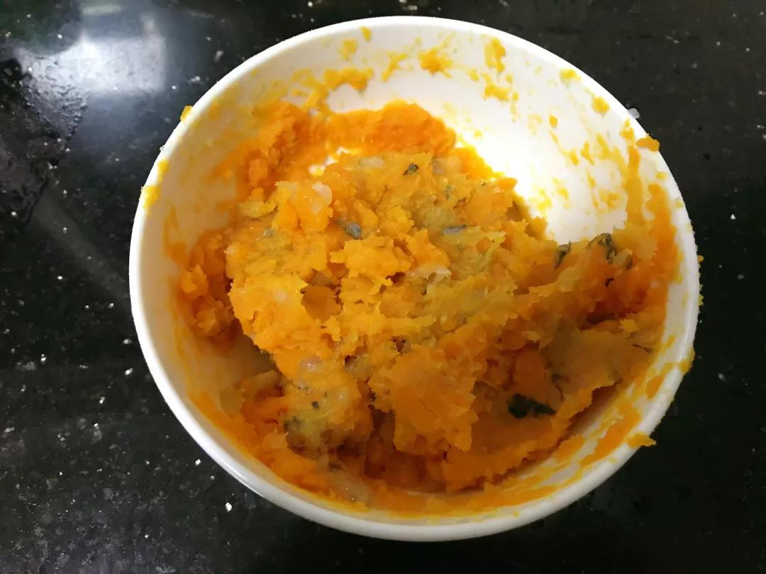 虾剁碎，和红薯泥一起搅拌均匀。
