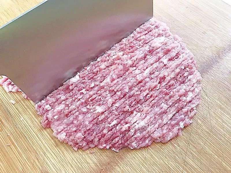 猪肉剁成细腻的肉泥。