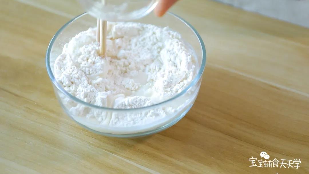 第2步：中筋面粉倒入开水，用筷子搅拌均匀