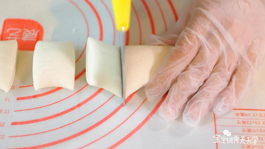 第6步：面团揉成长条，分割出等份墩子