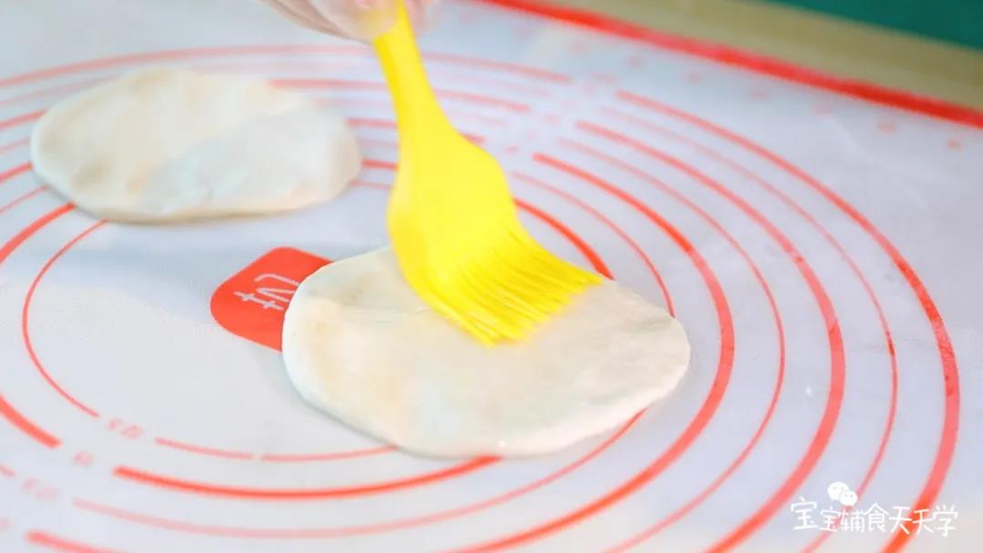 第8步：取两个圆形，擀开压扁一下，涂上一层油