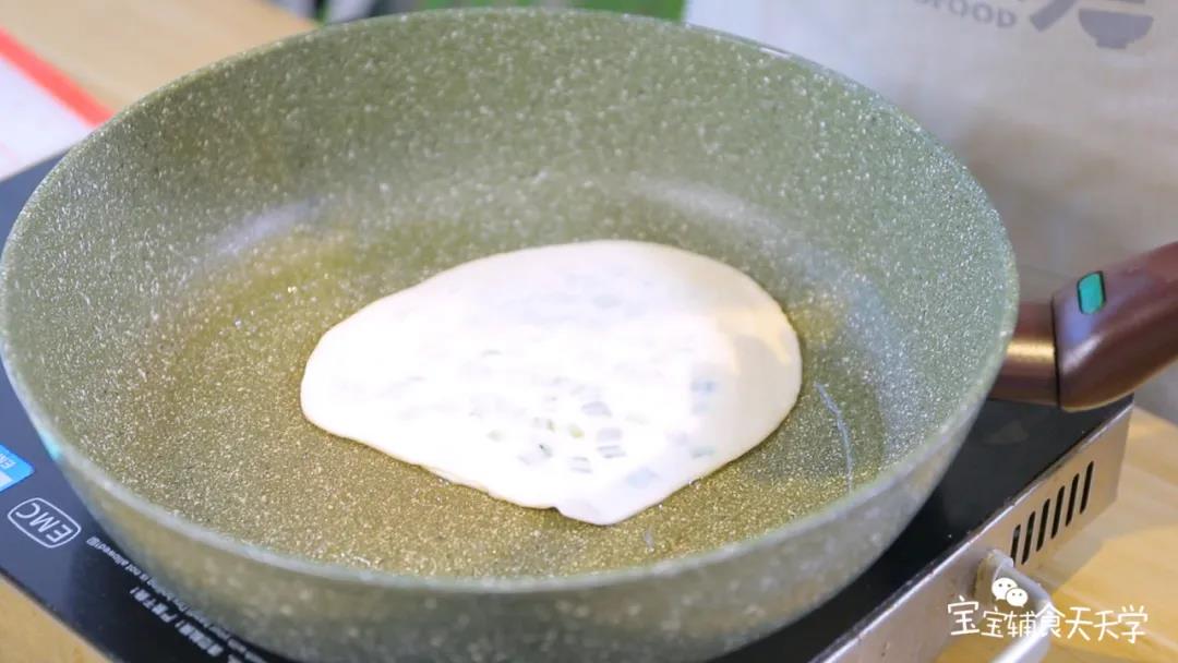 第12步：薄饼摊入不粘锅中，小火慢烙