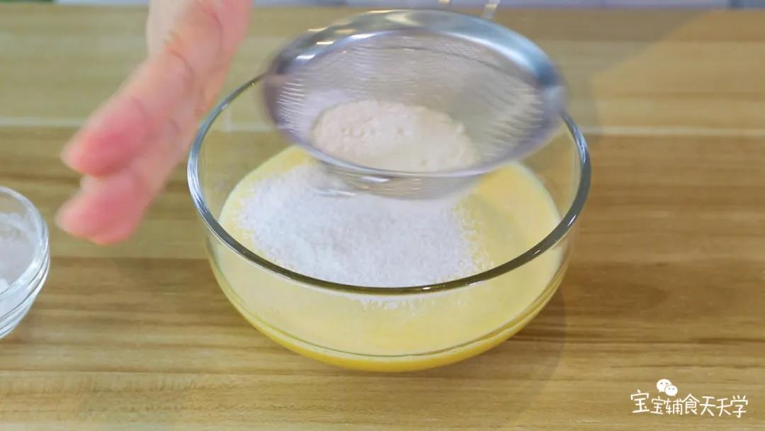 倒出糊糊，筛入面粉和大米粉